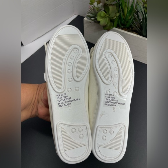 😍White Beaded Moccasins - Picture 4 of 4